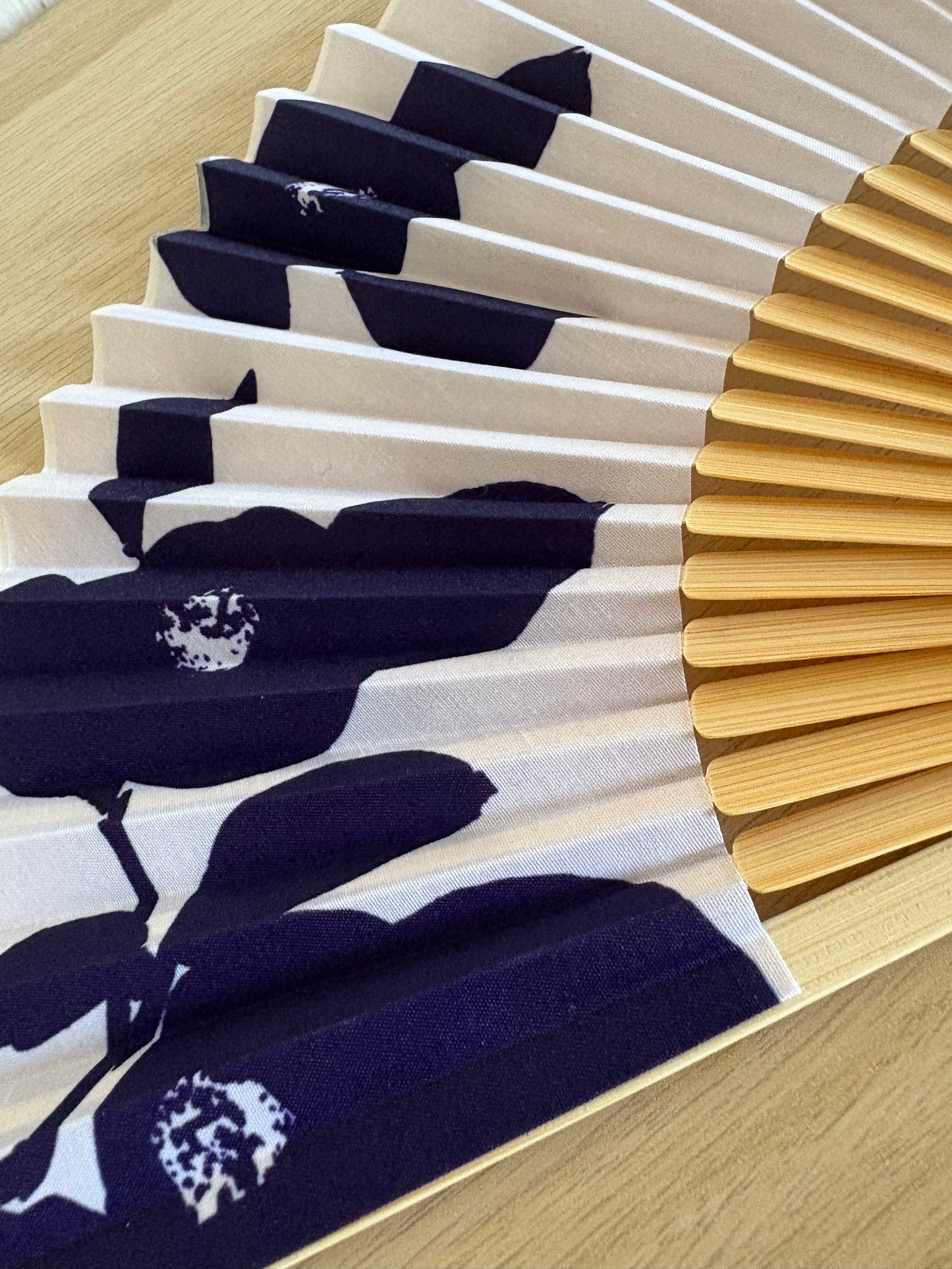 Éventail japonais dans un coffret cadeau en bois de paulownia – Camélia bleu