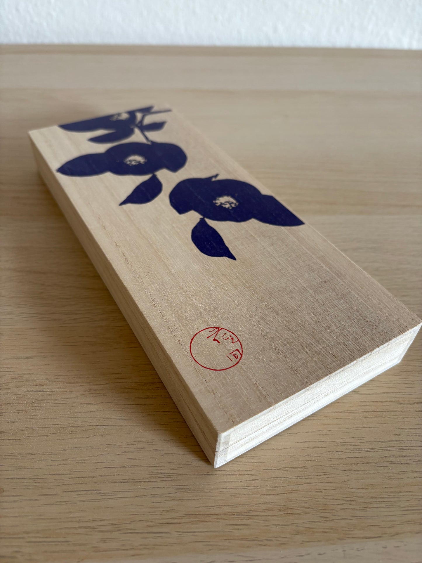 Japanischer Fächer in einer Geschenkbox aus Paulownia-Holz – Blaue Kamelie