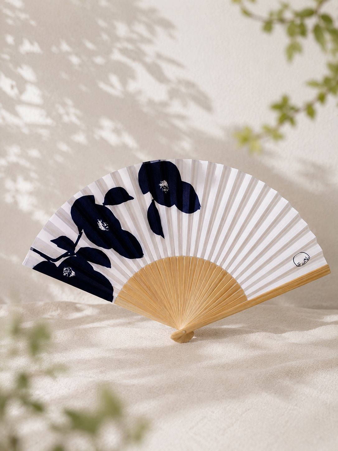 Japanischer Fächer in einer Geschenkbox aus Paulownia-Holz – Blaue Kamelie
