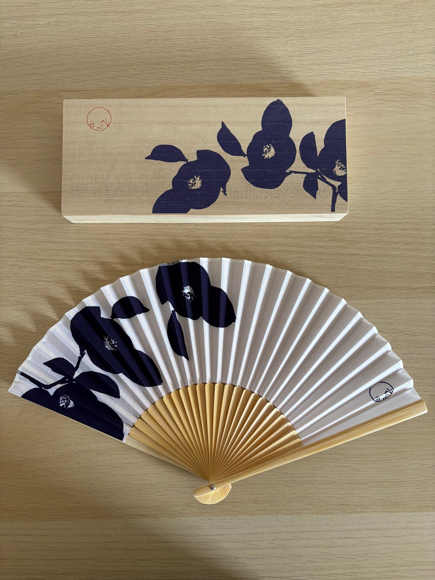 Japanischer Fächer in einer Geschenkbox aus Paulownia-Holz – Blaue Kamelie