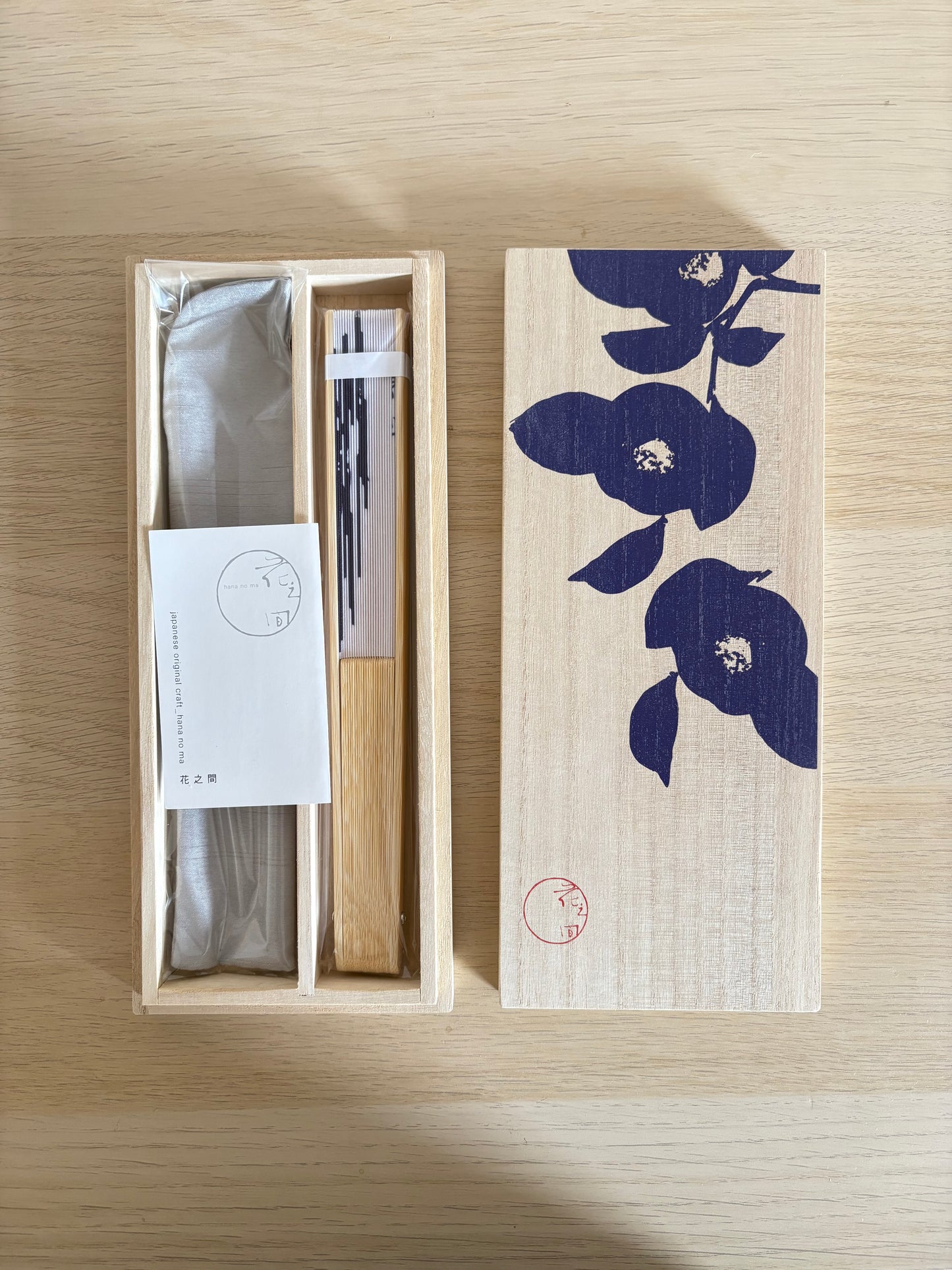 Japanischer Fächer in einer Geschenkbox aus Paulownia-Holz – Blaue Kamelie
