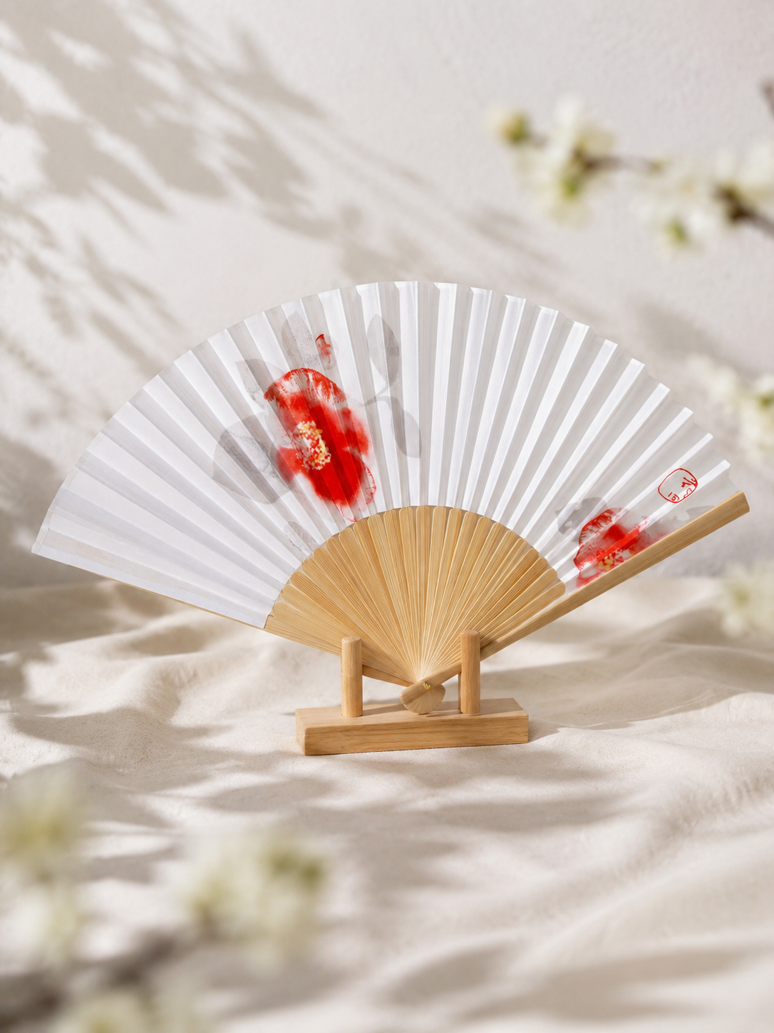 Japanischer Fächer in einer Geschenkbox aus Paulownia-Holz – Rote Kamelie
