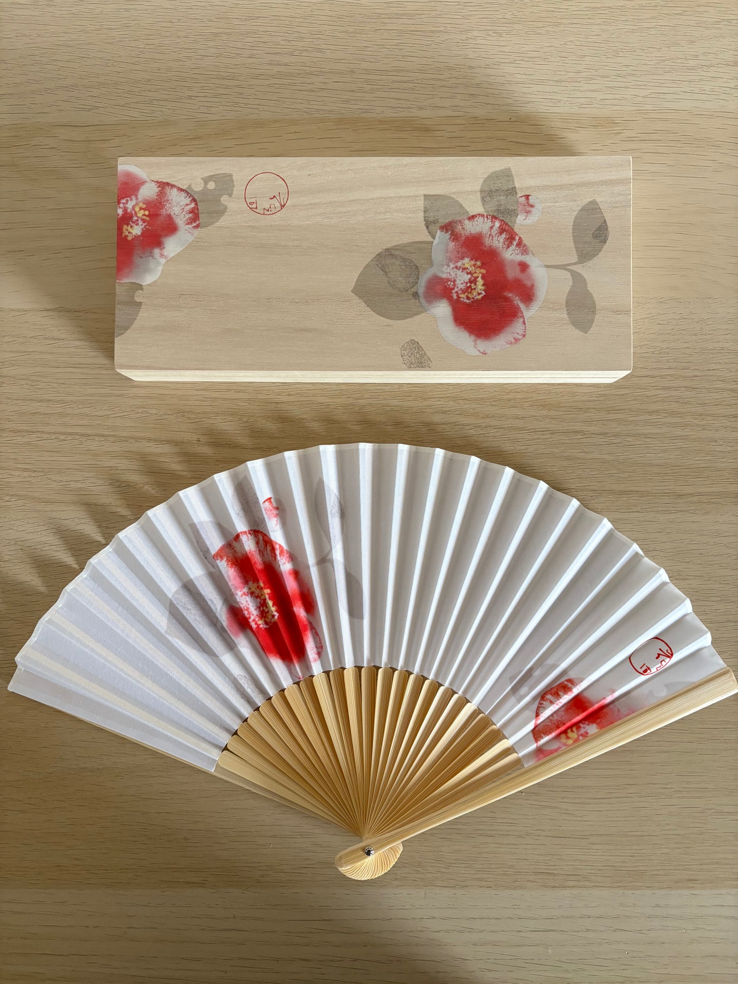 Japanischer Fächer in einer Geschenkbox aus Paulownia-Holz – Rote Kamelie
