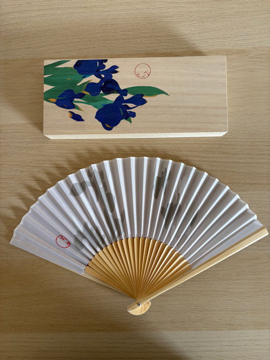 Japanischer Fächer in einer Geschenkbox aus Paulownia-Holz – Blaue Iris