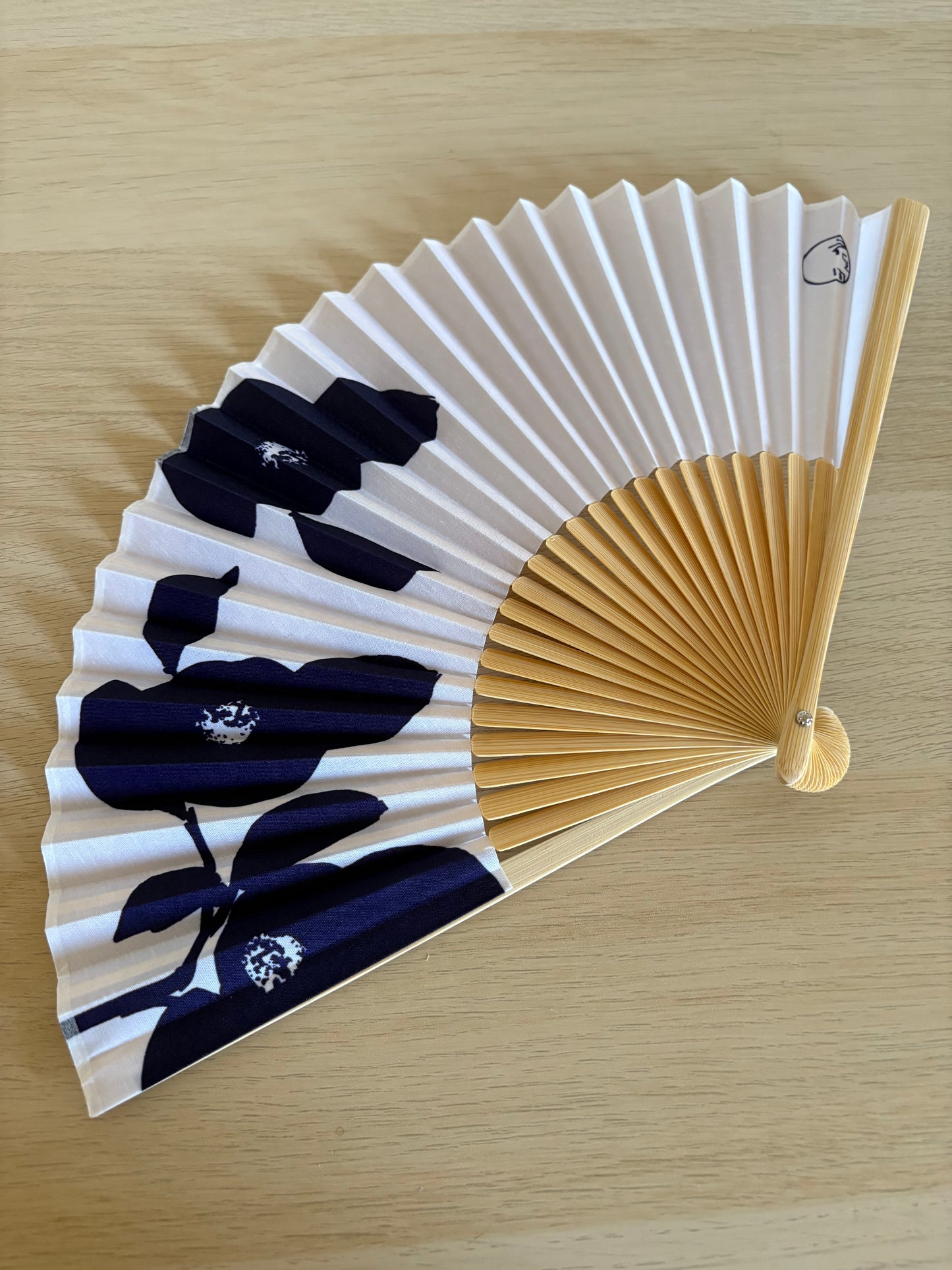 Japanischer Fächer in einer Geschenkbox aus Paulownia-Holz – Blaue Kamelie