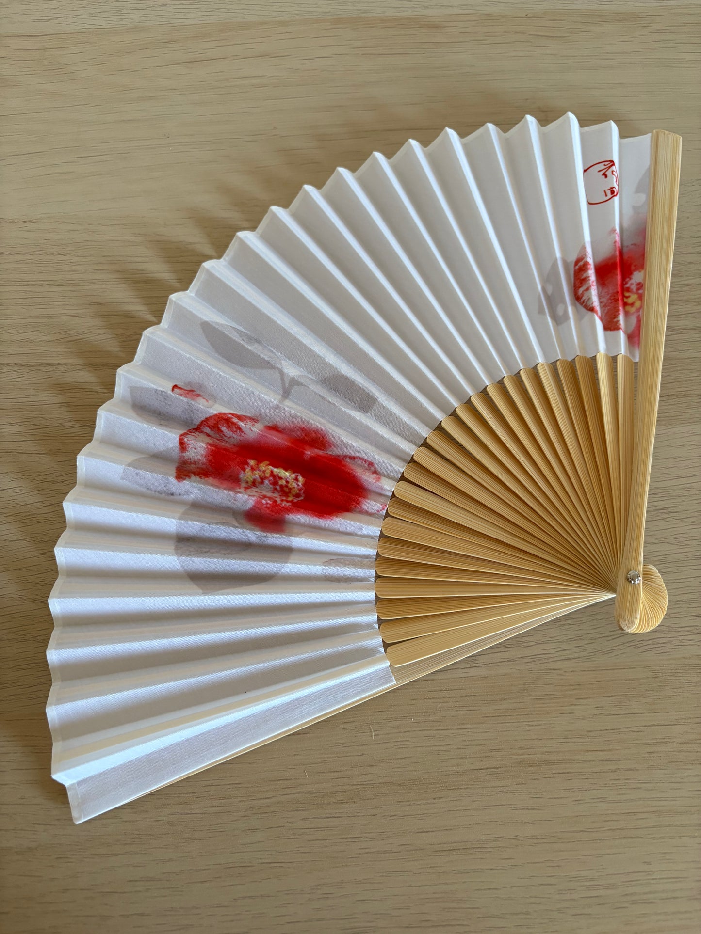Japanischer Fächer in einer Geschenkbox aus Paulownia-Holz – Rote Kamelie

