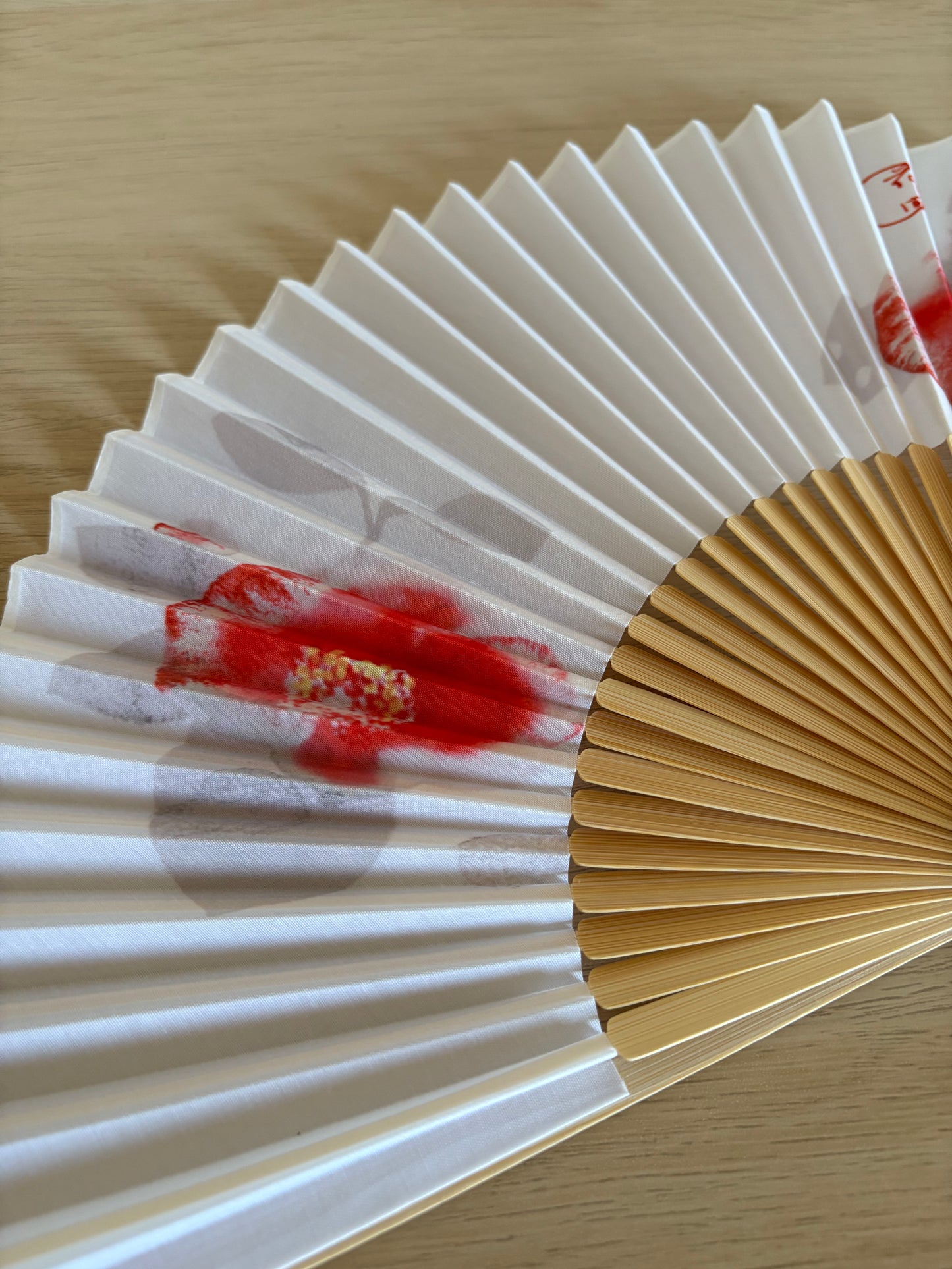 Japanischer Fächer in einer Geschenkbox aus Paulownia-Holz – Rote Kamelie
