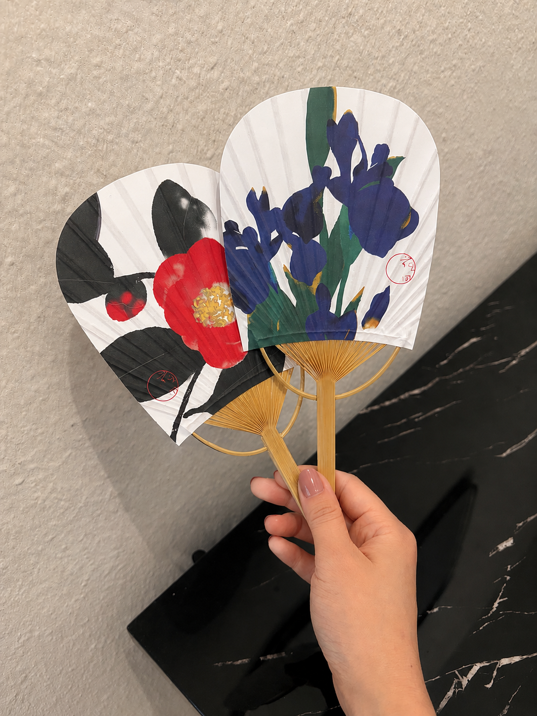 Japanse mini-uchiwa met envelop – Rode camelia