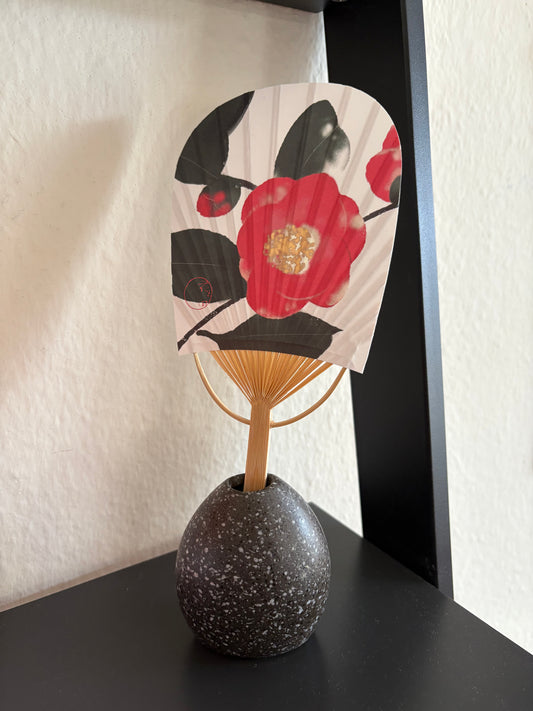 Japanisches Mini-Uchiwa mit Umschlag – Rote Kamelie
