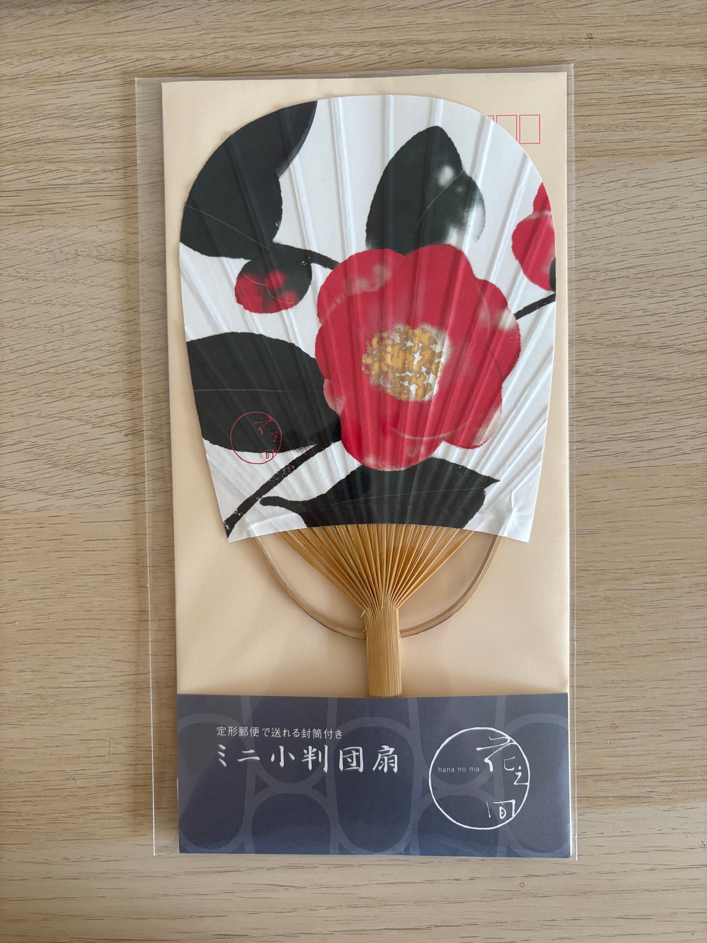Japanse mini-uchiwa met envelop – Rode camelia