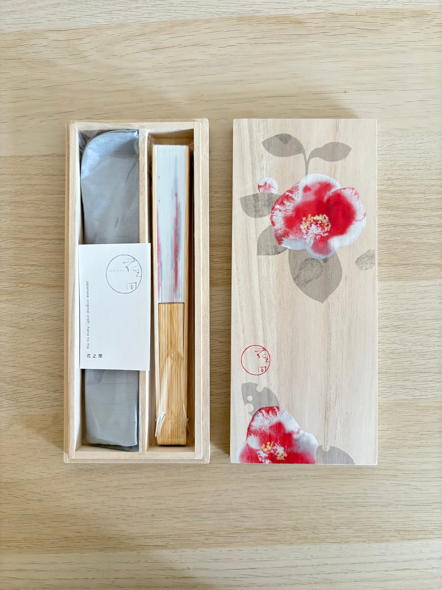 Japanischer Fächer in einer Geschenkbox aus Paulownia-Holz – Rote Kamelie
