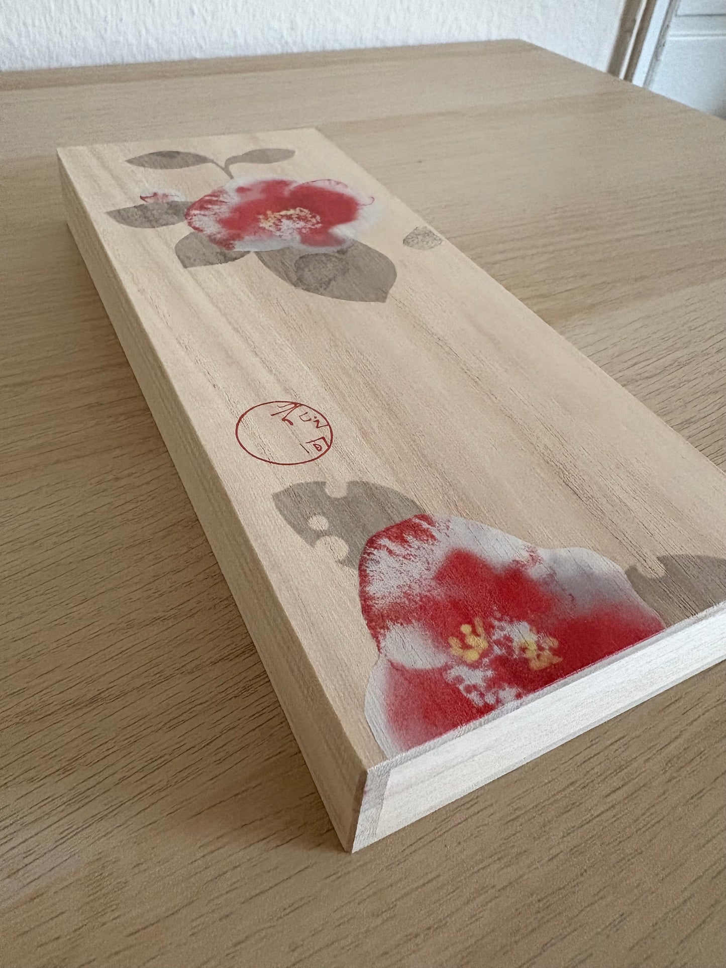 Japanischer Fächer in einer Geschenkbox aus Paulownia-Holz – Rote Kamelie
